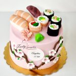 różowy tort z sushi