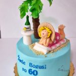 tort z kobietą na plaży pod palmą