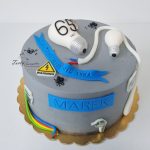 tort dla elektryka z kablami i żarówką
