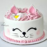 tort kotek z różowym wiankiem