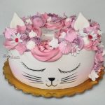 tort kotek z wianuszkiem kwiatków
