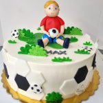 tort piłkarski z chłopcem