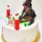 tort z koniem w siodle