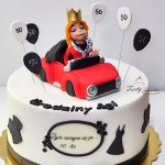 tort na 50 urodziny z kobietą w cabrio