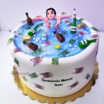 tort z facetem w basenie