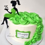 tort z kobietą w zielonej sukience