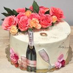 tort z kwiatami i prosecco dla kobiety