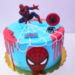 tort z pajęczyną i spidermanem