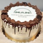 tort firmowy z polewą czekoladową