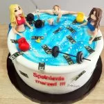tort urodzinowy z facetem w basenie