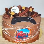 tort z czekoladkami i spidermanem