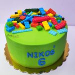 zielony tort z klockami lego