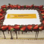 tort firmowy z owocami i czekoladą