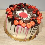 tort dla dziewczyny z truskawkami i czekoladą