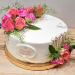 tort na rocznicę ślubu z żywymi kwiatami